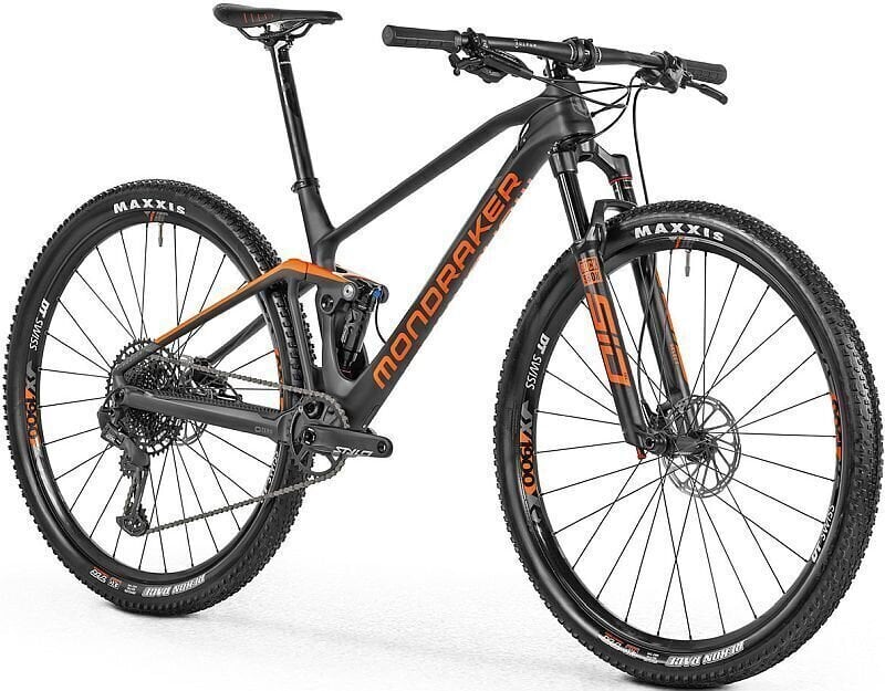 W pełni amortyzowany rower górski marki Mondraker F-Podium z ciemną karbonową ramą i hydraulicznym hamulcem tarczowym.