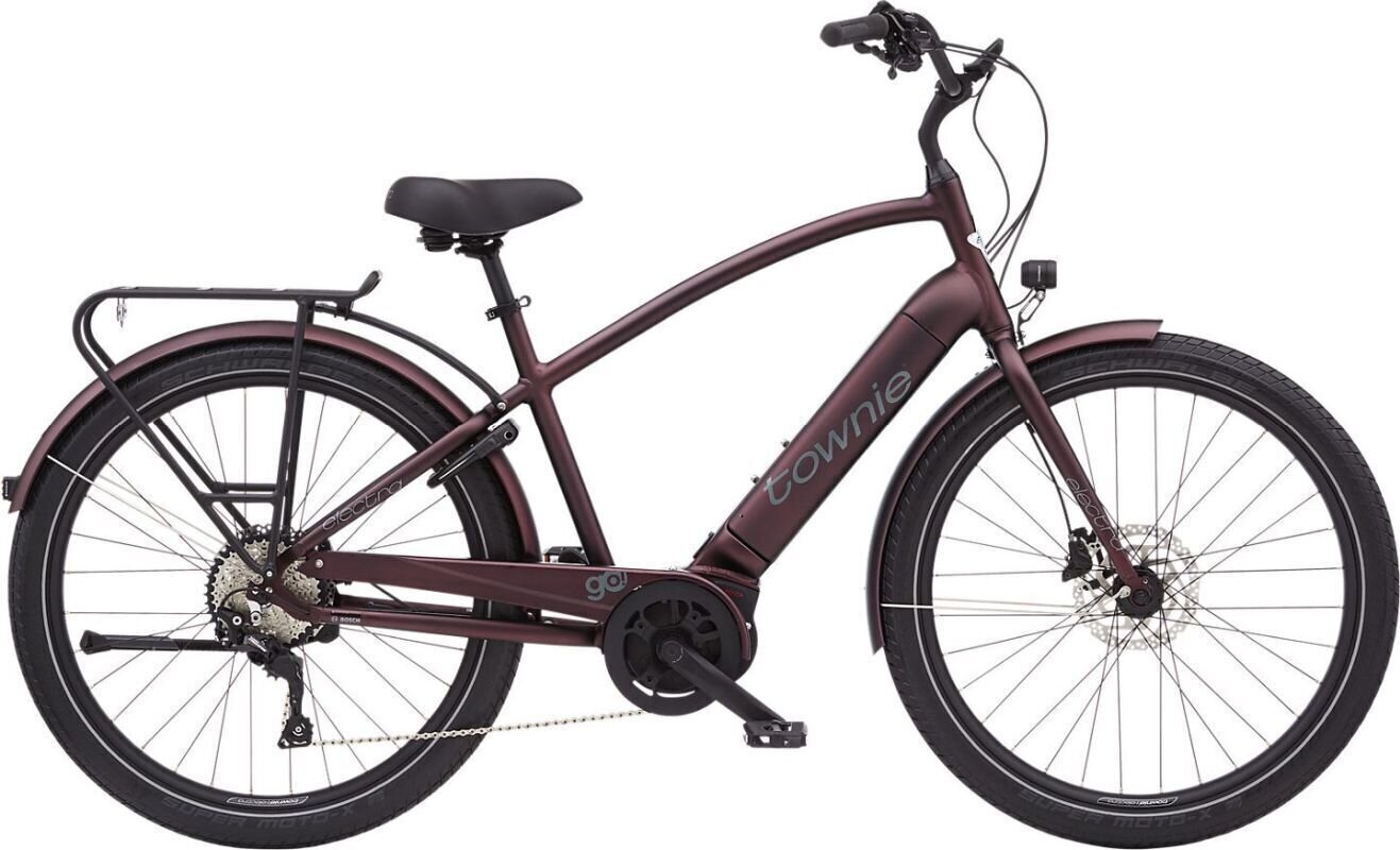 Bici elettrica da città Electra Townie Path Go con telaio in alluminio marrone, freni a disco idraulici, portapacchi sulla ruota posteriore e faro anteriore.