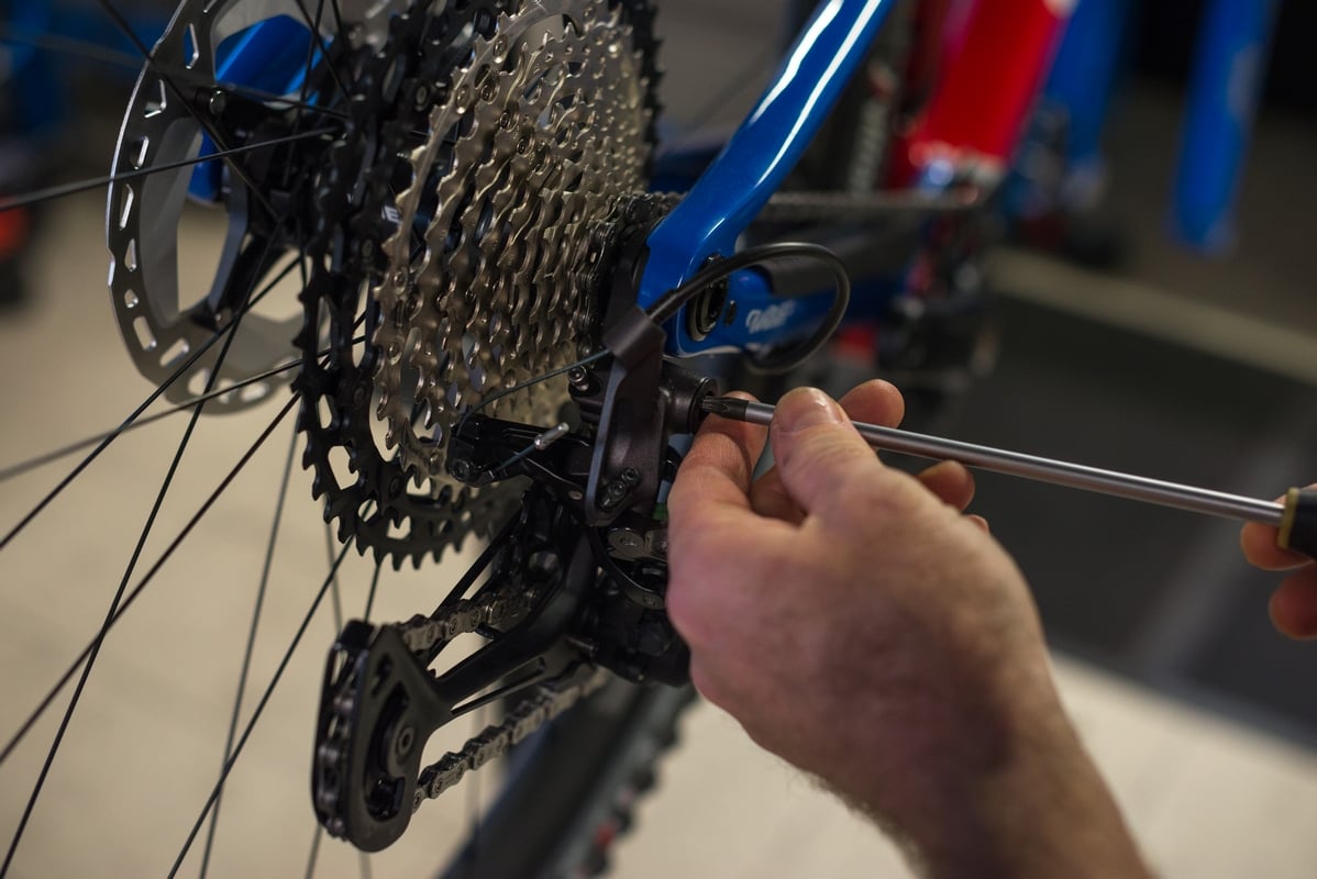 Сервизният техник извършва ремонт на велосипеда във велосервиз Muziker BIKE SERVICE в Братислава.