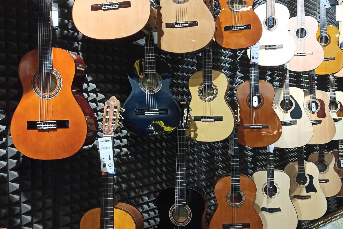 Gitárok a Muziker hangszerbolt pozsonyi boltjában, a Bory Mall-ban.