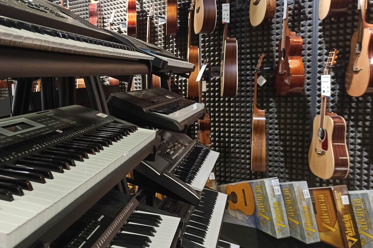 Hudobné nástroje v predajni hudobnín Muziker Bratislava – Bory Mall.