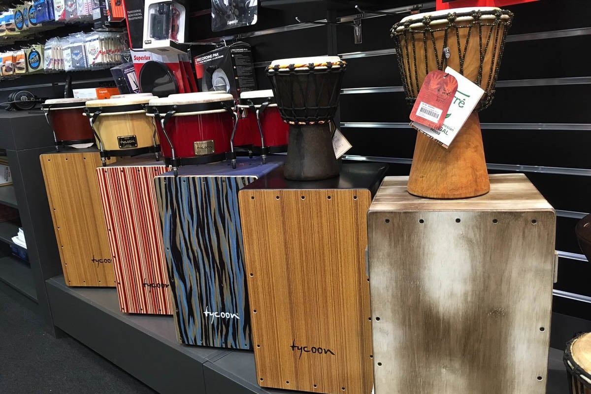 Hudobné nástroje v predajni hudobnín Muziker Bratislava – Bory Mall.