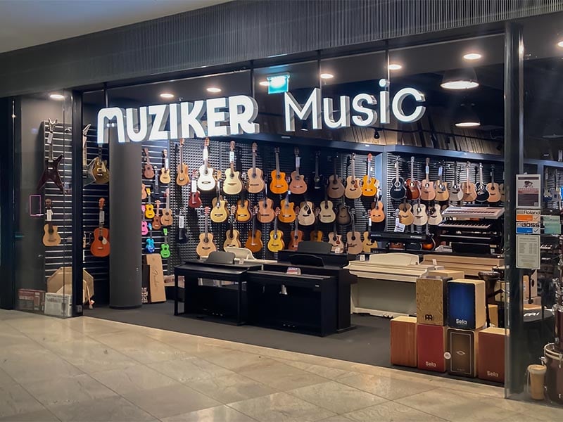 Vstup do prodejny hudebních nástrojů Muziker Bratislava — Bory Mall.