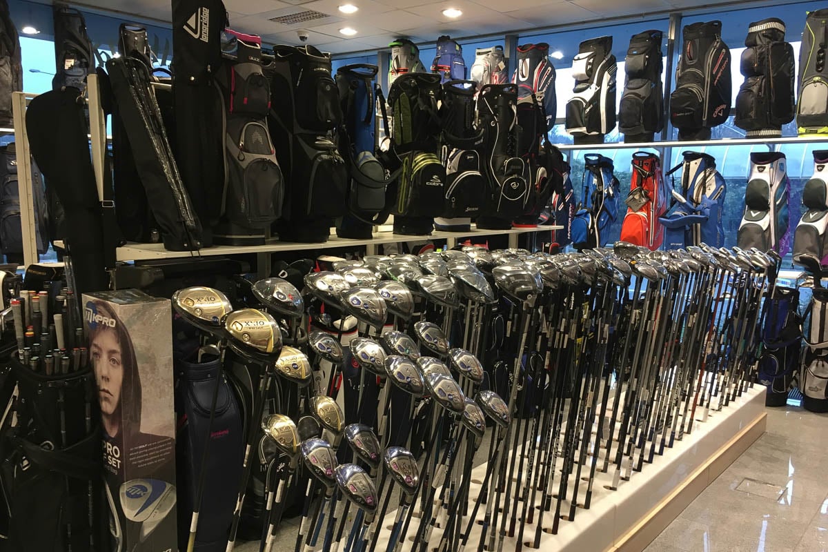 Golfutrustning i Muziker GOLF shop i Bratislava.