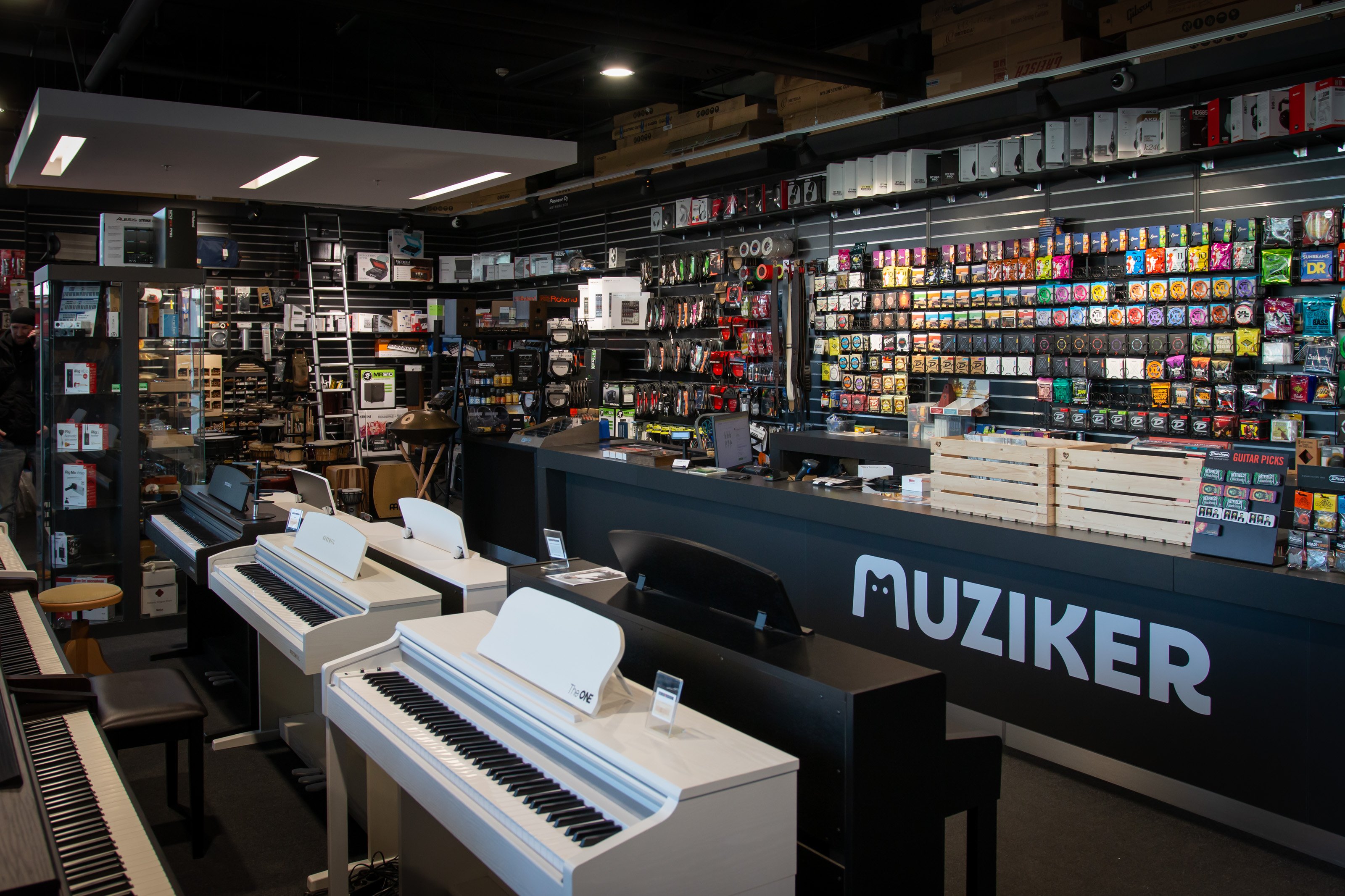 Muziekinstrumenten in de winkel Muziker Bratislava - Digital Park.