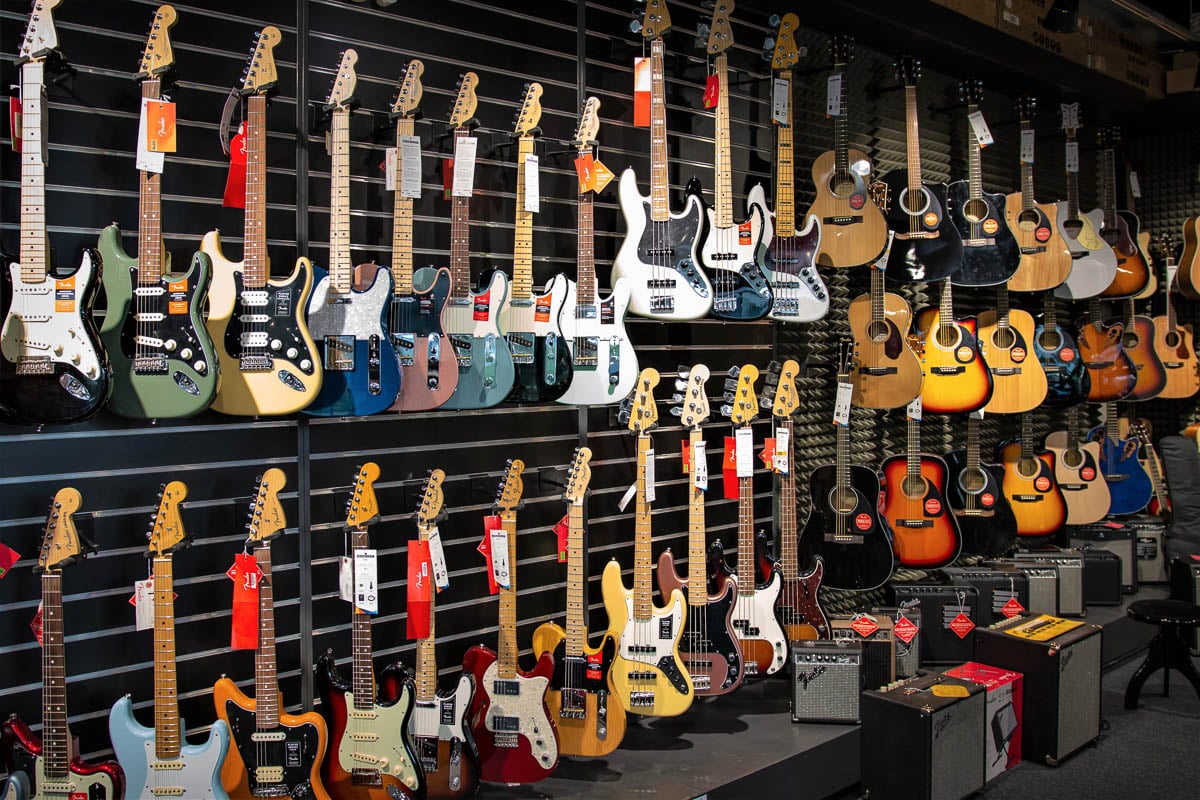 Gitárok a Muziker hangszerbolt pozsonyi boltjában, a Digital Parkban.