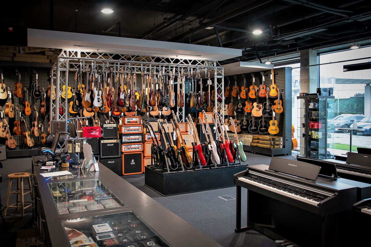 Hangszerek a Muziker hangszerbolt pozsonyi boltjában, a Digital Parkban.