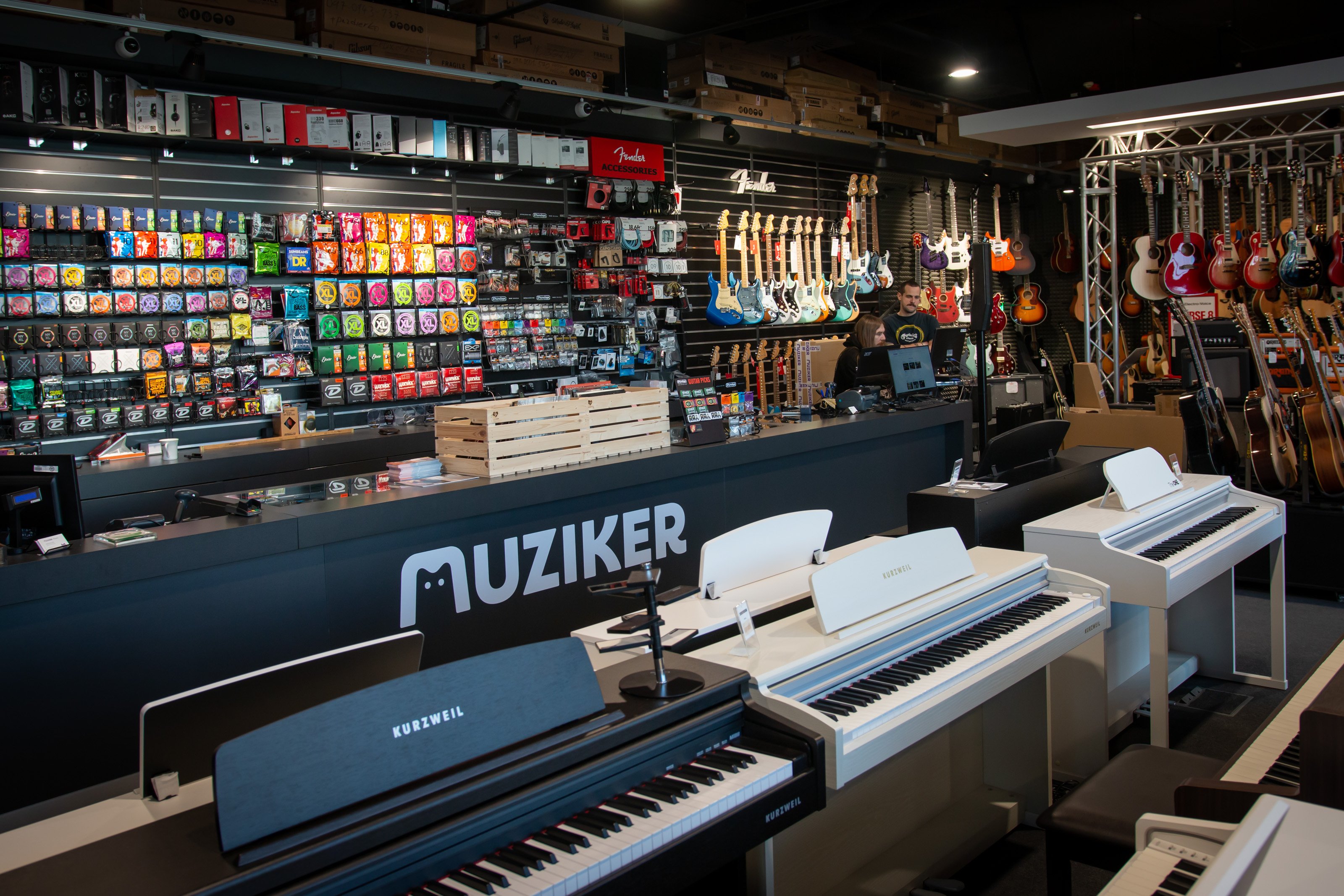 Hangszerek a Muziker hangszerbolt pozsonyi boltjában, a Digital Parkban.
