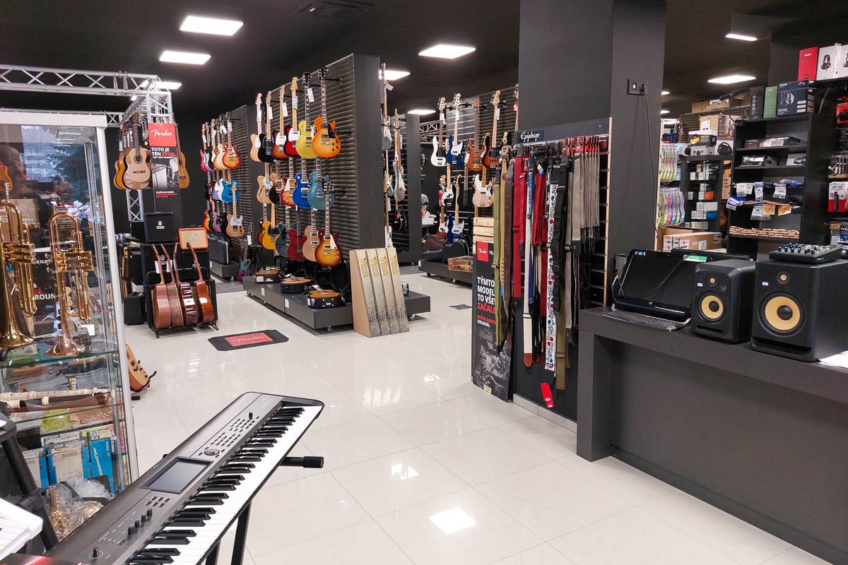 Cordes et accessoires de guitare dans le magasin d'instruments de musique Muziker Košice.