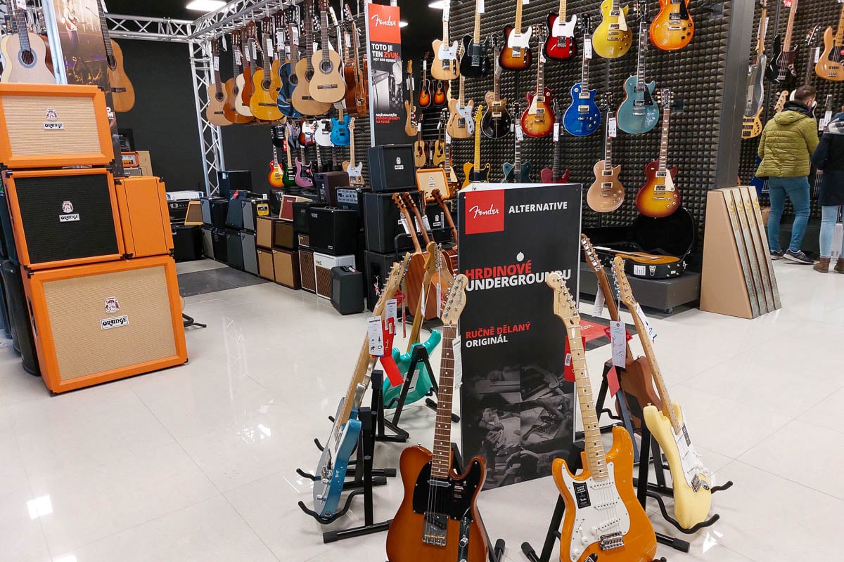 Instruments de musique dans le magasin Muziker Košice.