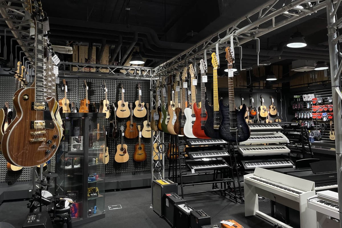 Instrumente muzicale în magazinul de muzică Muziker Liberec.