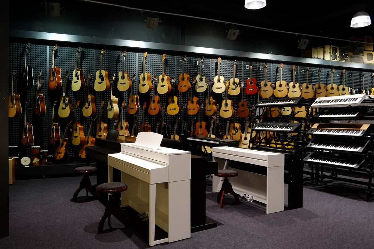 Hangszerek a Muziker hangszerbolt liberec-i üzletében.