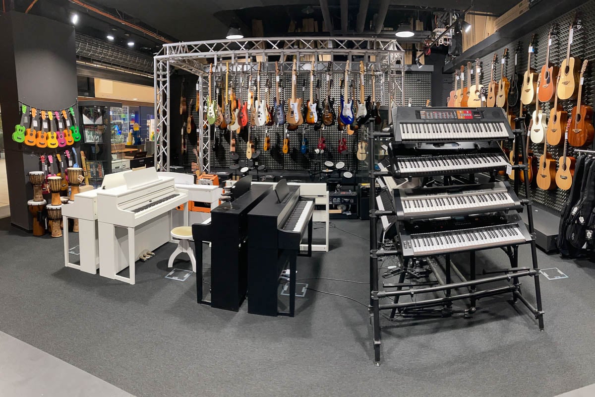 Hangszerek és kiegészítők a Muziker hangszerbolt liberec-i üzletében.