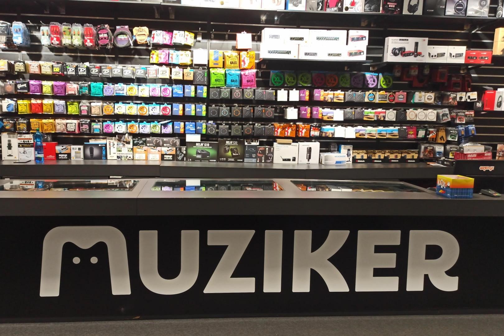 Instrumente muzicale și accesorii în magazinul de muzică Muziker Liberec.