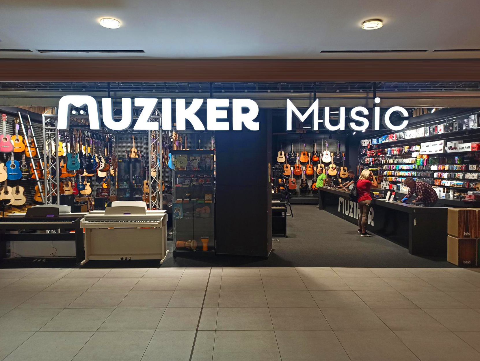 Indgang til butikken med musikinstrumenter Muziker Liberec.