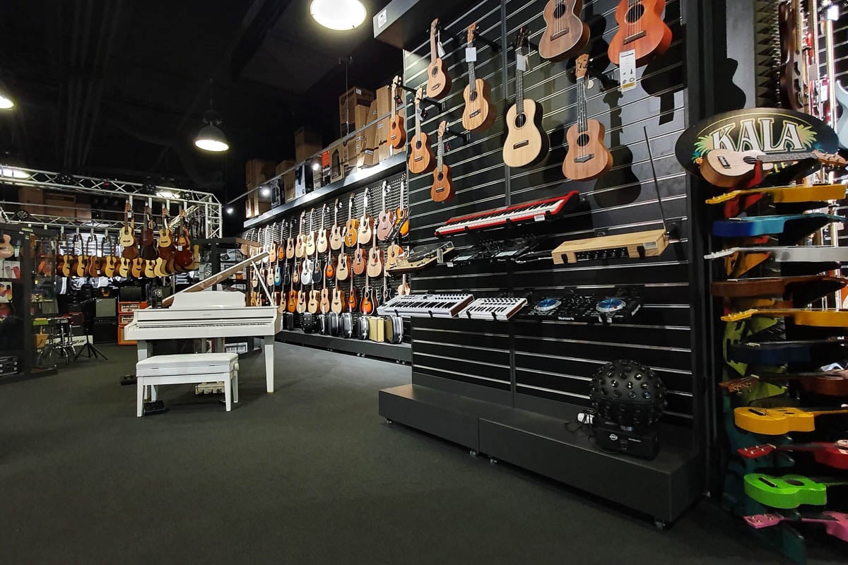 Hangszerek a Muziker hangszerbolt ostrava-i üzletében.