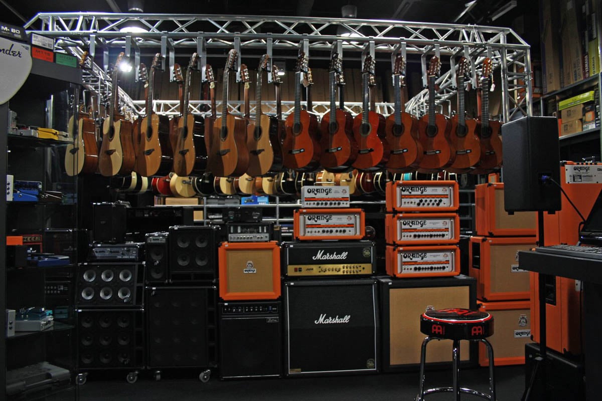 Gitare i oprema u trgovini glazbenih instrumentima Muziker Ostrava.