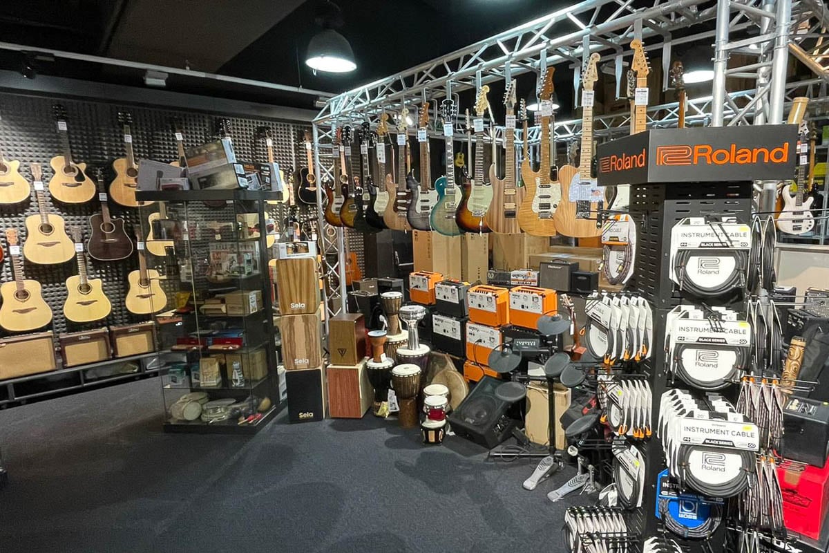 Hangszerek és kiegészítők a Muziker hangszerpolt plzeň-i üzletében.