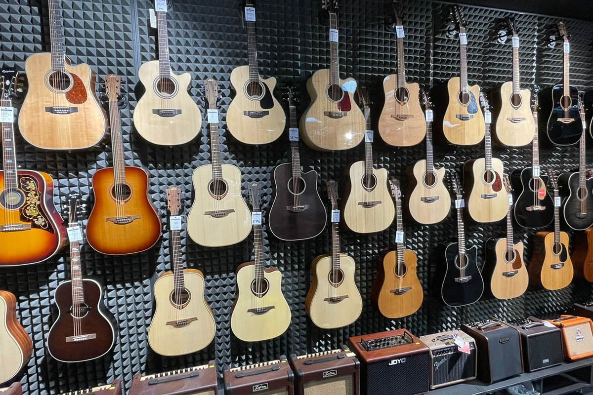 Guitars and speaker boxes in musical instruments shop Muziker Pilsen.