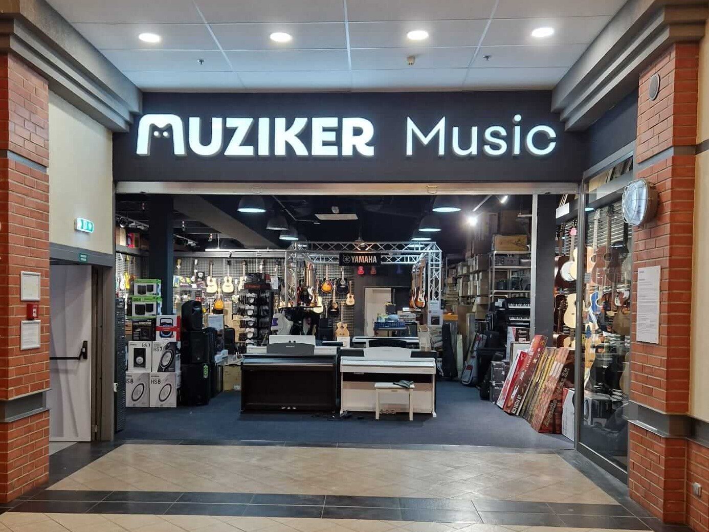 Vstup do predajne hudobných nástrojov Muziker Plzeň.