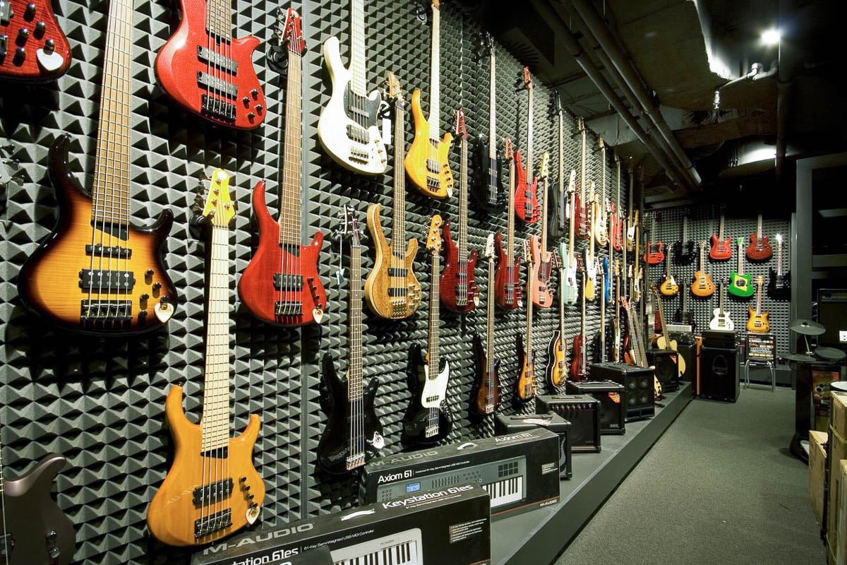 Gitárok és billentyűsök a Muziker hangszerbolt Prága - Smíchov városrészben elhelyezkedő üzletében.