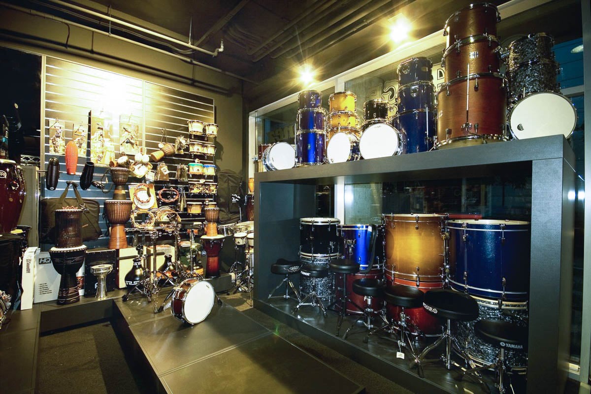 Dobok és ütős hangszerek a Muziker hangszerbolt Prága - Smíchov városrészben elhelyezkedő üzletében.