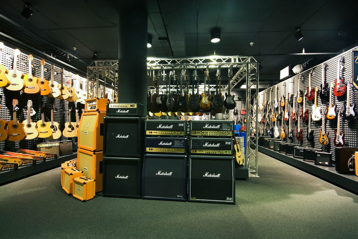 Amplis et instruments de musique dans le magasin Muziker Prague – Smíchov.
