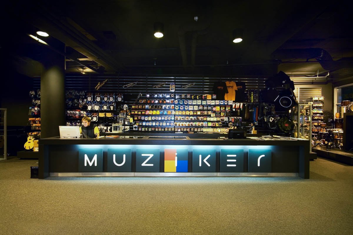 Hangszerek a Muziker hangszerbolt Prága - Smíchov városrészben elhelyezkedő üzletében.