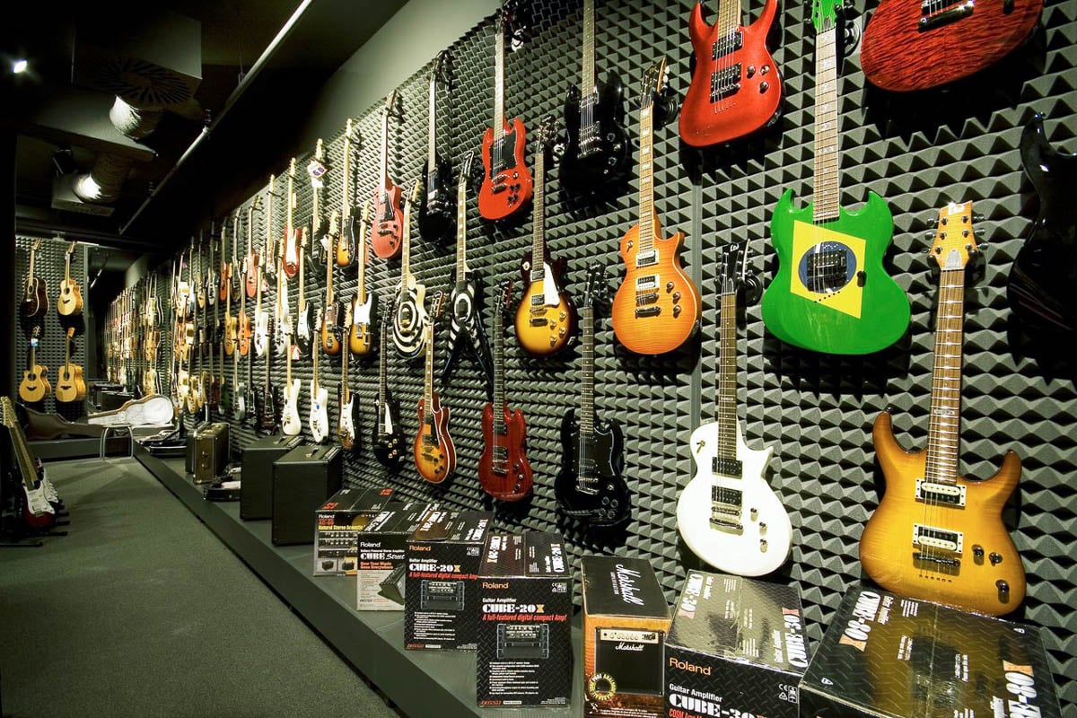 Guitares et accessoires dans le magasin d'instruments de musique Muziker Prague – Smíchov.