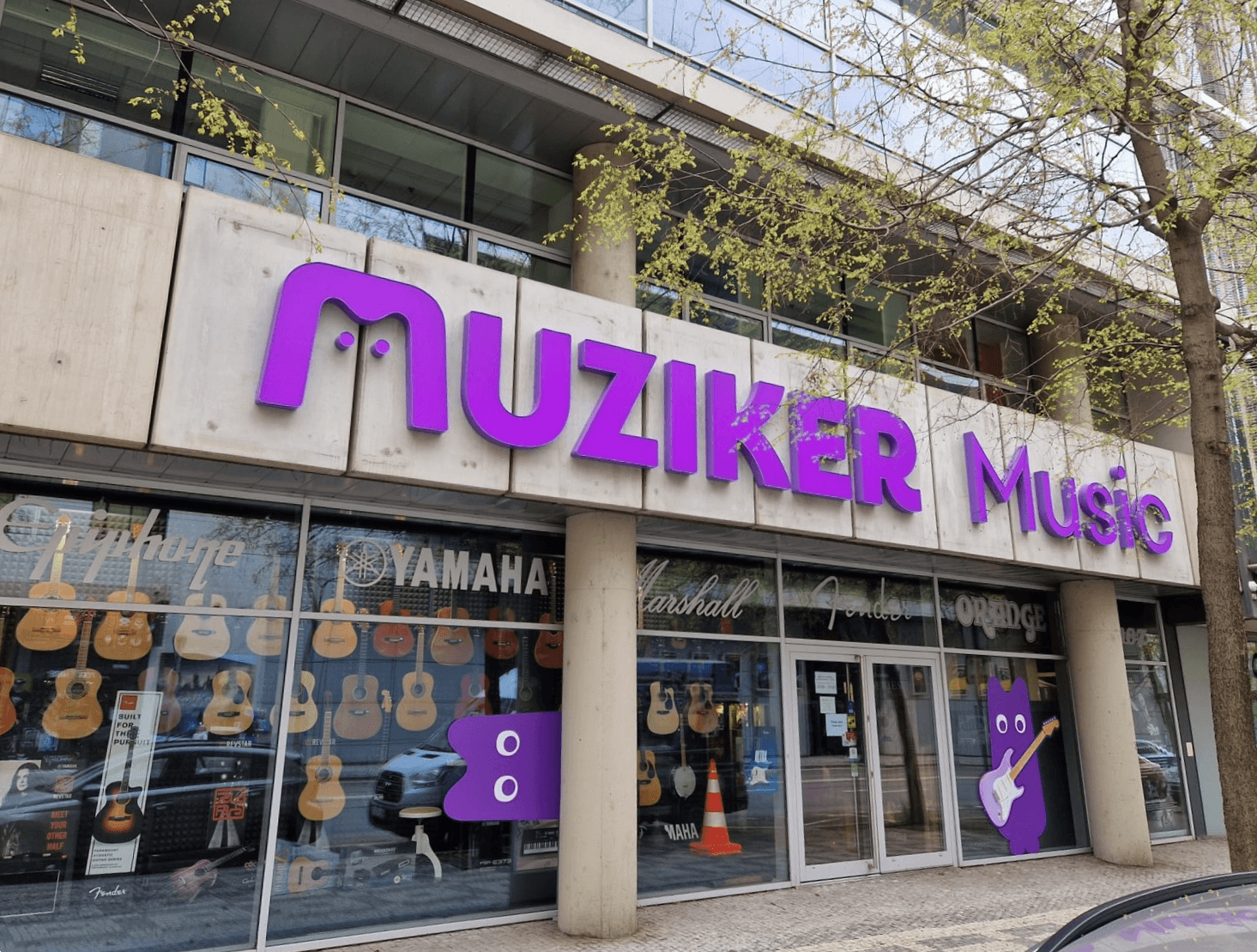 Zewnętrzna witryna sklepu muzycznego Muziker Praga – Smíchov.