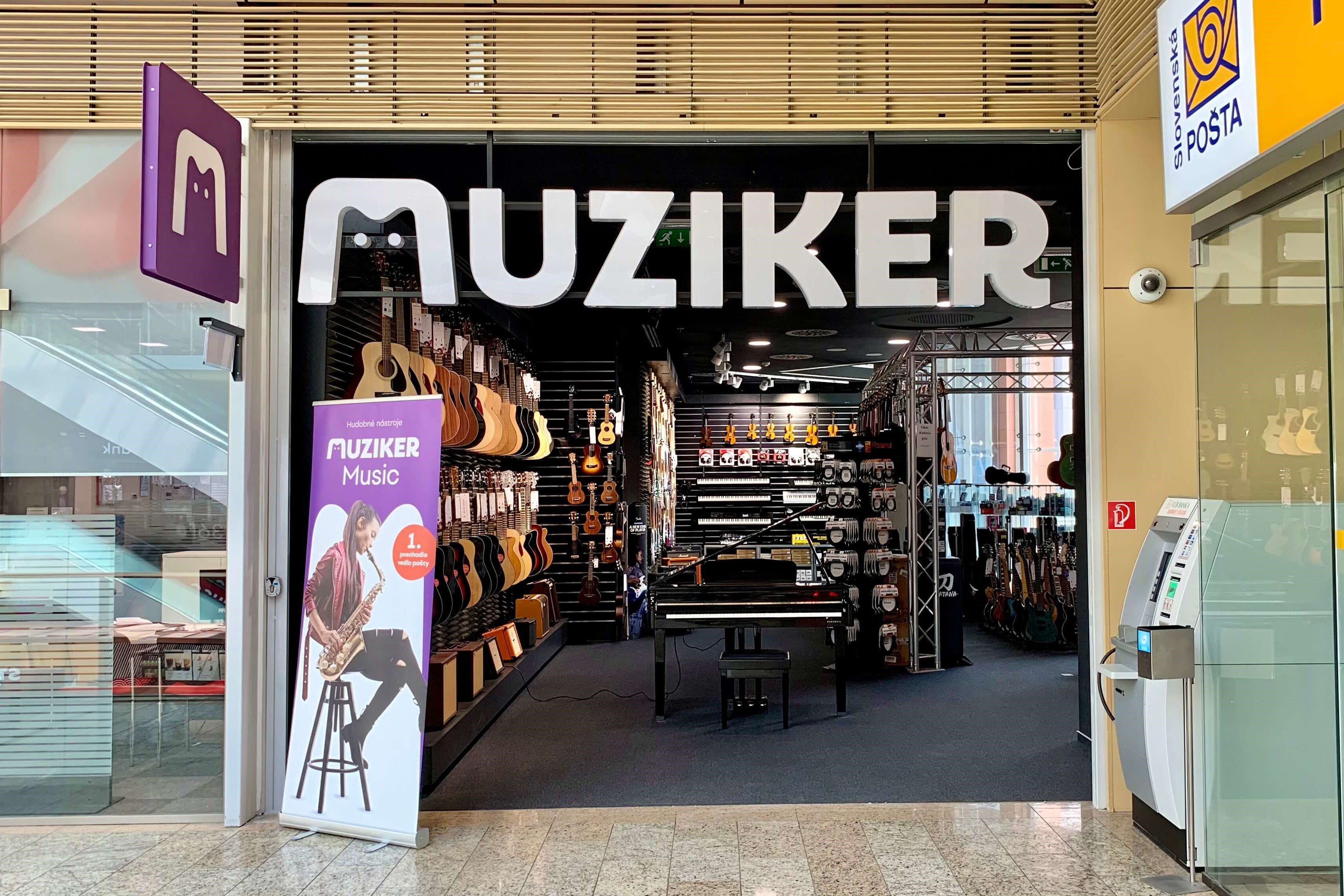 Hangszerek és kiegészítők a Muziker hangszerbolt zsolnai üzletében.