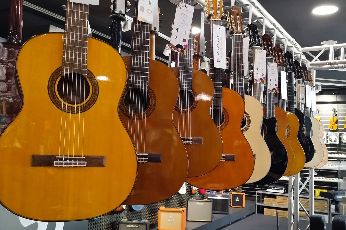 Guitares dans le magasin d'instruments de musique Muziker Žilina.