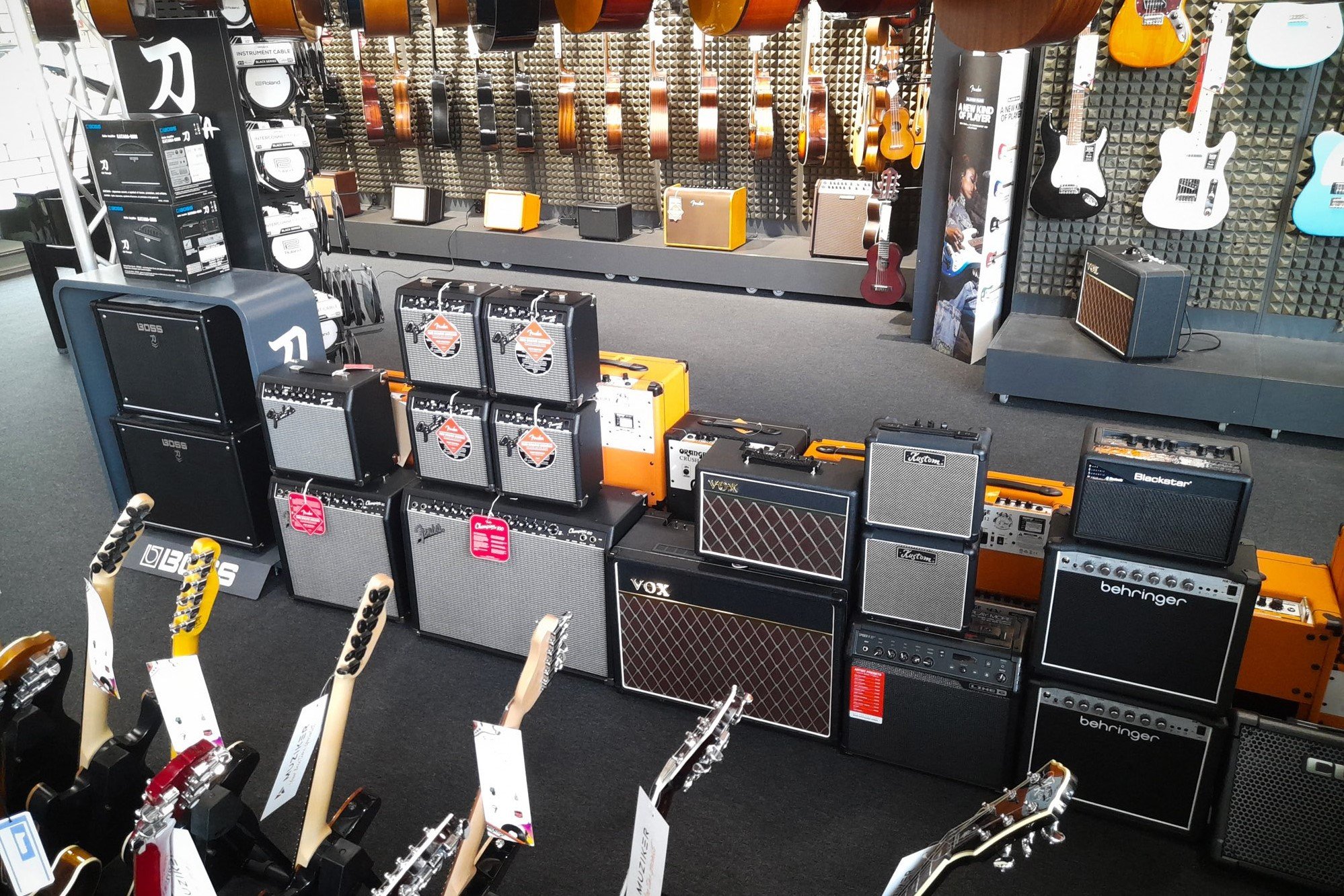 Cordes et accessoires de guitare dans le magasin d'instruments de musique Muziker Žilina.